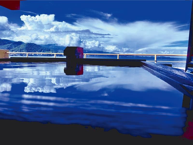 【貸切展望檜風呂「雲海」】源泉かけ流しの良湯につかりながら、一面の海を真正面に見渡す