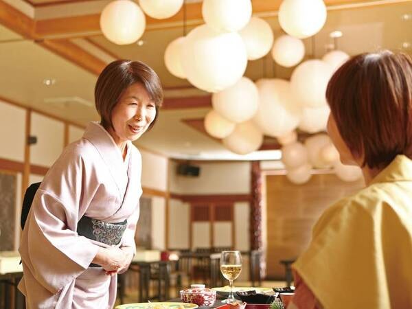 和モダンな照明が印象的な食事会場