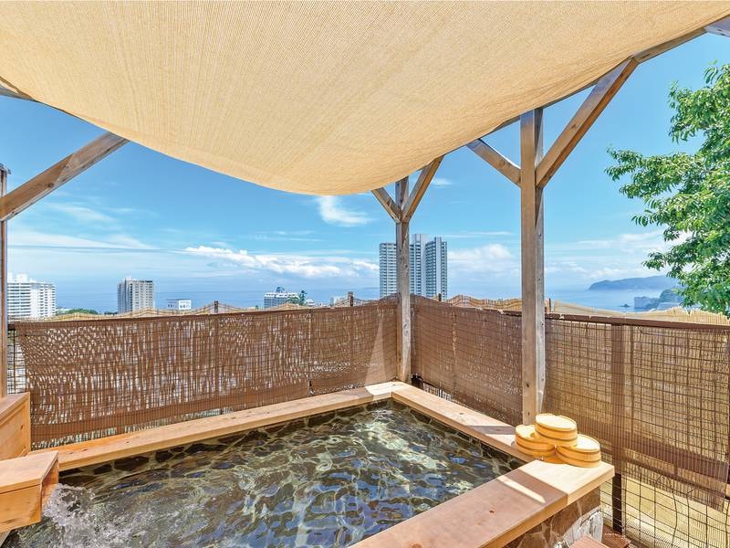 【屋上露天風呂】高台から海を望む開放的な露天風呂