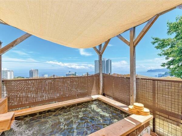 【屋上露天風呂】高台から海を望む開放的な露天風呂