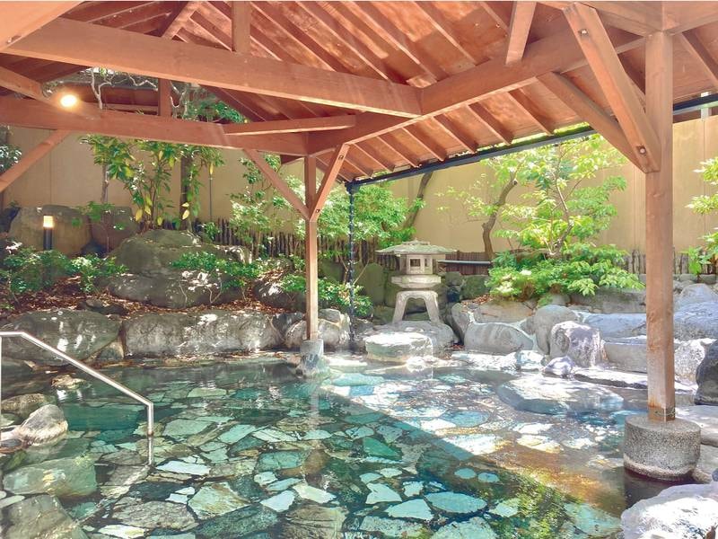 【露天風呂:エンゼル風呂】広々とした湯船にかけ流しの湯が注ぐ