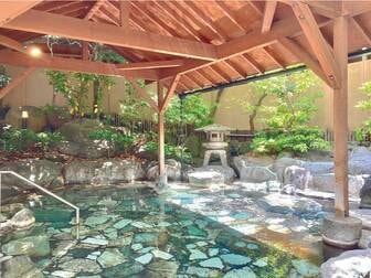 伊東園ホテル／【露天風呂:エンゼル風呂】広々とした湯船にかけ流しの湯が注ぐ