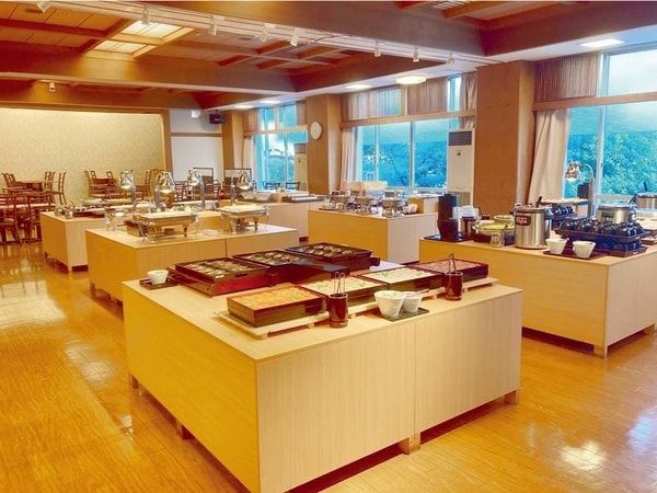 【夕食／例】種類豊富で彩り豊かな和洋中バイキング。さらにアルコールやソフトドリンクの飲み放題付（90分制）！