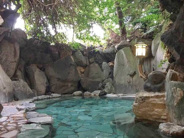 【野天岩風呂】源泉かけ流しの開放的な野天岩風呂
