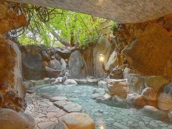 伊東園ホテル松川館／【野天岩風呂】露天風呂ですが、地下にあり独特の雰囲気