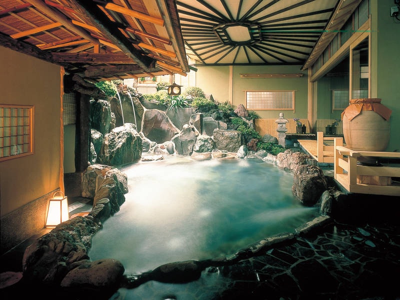 【露天風呂「龍神の湯」】和情緒ある開放的な空間でゆったりと湯浴みを