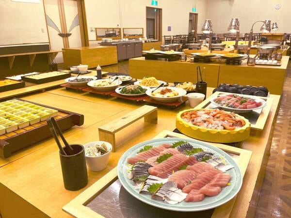 【夕食:バイキング/例】お刺身なども並ぶバイキング