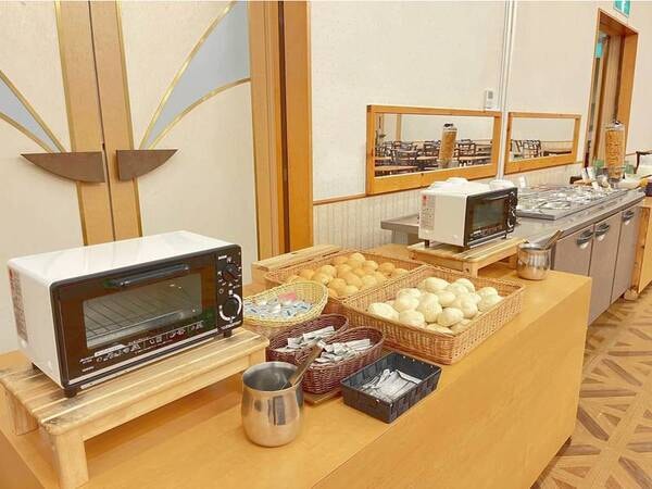 【朝食:バイキング/例】パンなどもご用意がございます。