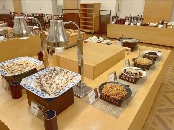 【朝食:バイキング/例】様々なお料理をバイキングスタイルでご提供いたします。