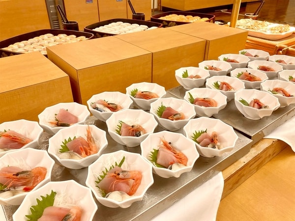【夕食／例】種類豊富で彩り豊かな和洋中バイキング。さらにアルコールやソフトドリンクの飲み放題付（90分制）！