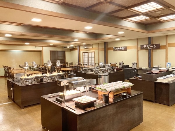 【夕食／例】種類豊富で彩り豊かな和洋中バイキング。さらにアルコールやソフトドリンクの飲み放題付（90分制）！