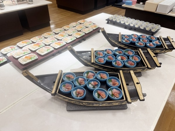 【夕食／例】種類豊富で彩り豊かな和洋中バイキング。さらにアルコールやソフトドリンクの飲み放題付（90分制）！