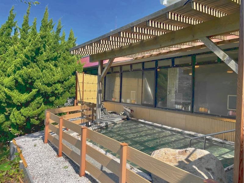 【潮彩の湯】露天風呂：外気を感じ、湯あみを