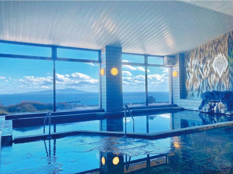 【本館大浴場/岩の湯】時間で男女入れ替え制のため、館内の趣の違う浴場をお楽しみいただけます。