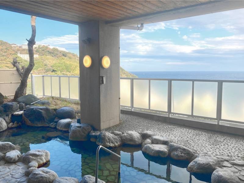 【本館大浴場/岩の湯】露天風呂。駿河湾を一望でき、外気を感じた湯浴み時間を