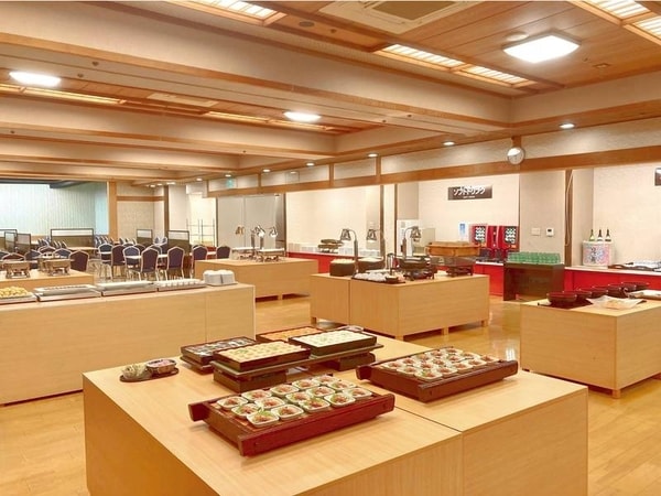 【夕食／例】種類豊富で彩り豊かな和洋中バイキング。さらにアルコールやソフトドリンクの飲み放題付（90分制）！