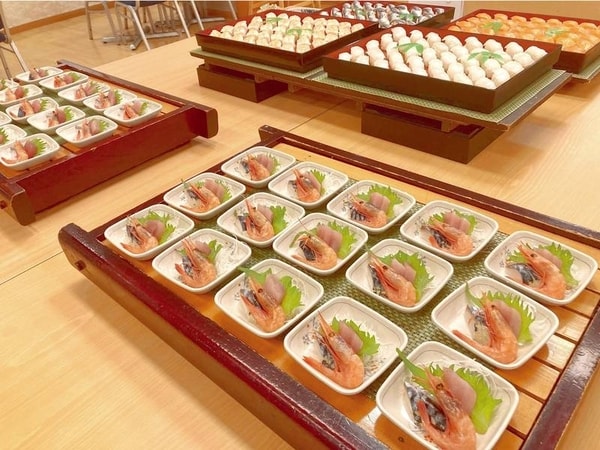 【夕食／例】種類豊富で彩り豊かな和洋中バイキング。さらにアルコールやソフトドリンクの飲み放題付（90分制）！