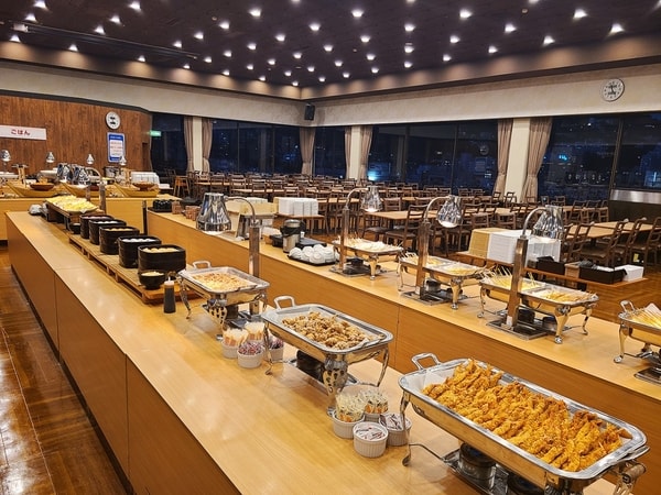 【夕食／例】種類豊富で彩り豊かな和洋中バイキング。さらにアルコールやソフトドリンクの飲み放題付（90分制）！