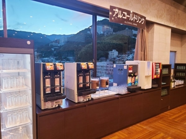【夕食／例】種類豊富で彩り豊かな和洋中バイキング。さらにアルコールやソフトドリンクの飲み放題付（90分制）！