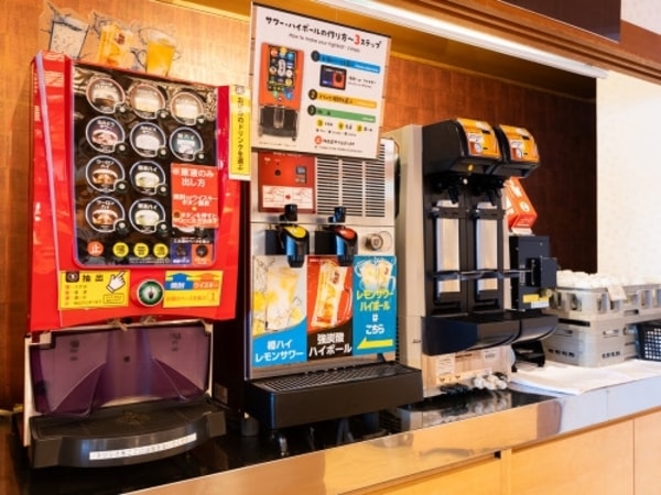 【夕食／例】種類豊富で彩り豊かな和洋中バイキング。さらにアルコールやソフトドリンクの飲み放題付（90分制）！
