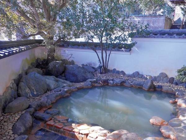 【露天風呂・男性】自然に囲まれ穏やかな雰囲気