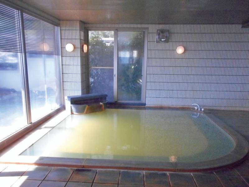 【大浴場】温度や気候によって湯の色が変化!