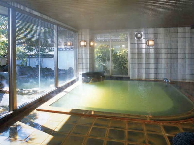 緑色の神秘的な温泉 大浴場「弘法の湯」殿方湯