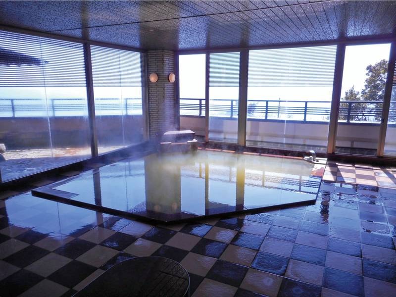 【大浴場】開放的な空間で湯浴み