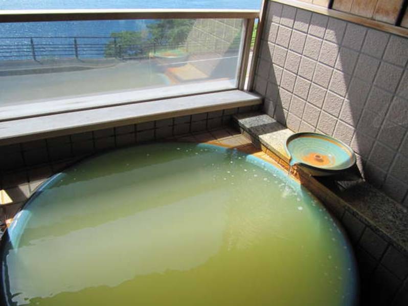 【貸切展望風呂・青い陶器の湯舟】深いブルーが綺麗な陶器の湯舟