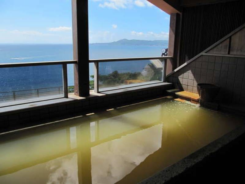 【貸切展望風呂・伊豆石の湯舟】伊豆地方の特産である伊豆石を贅沢に使用