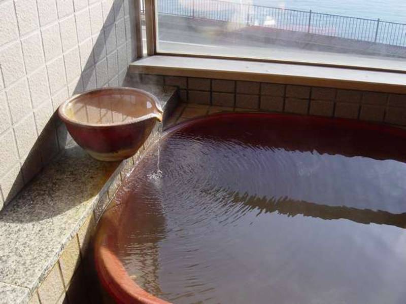 【貸切展望風呂・紅い陶器の湯舟】シックな紅色の陶器の湯舟