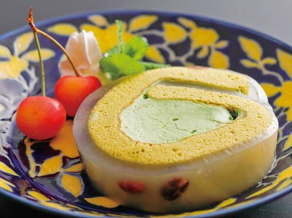 【夕食一例】地元で人気の抹茶と葛の手作りロールケーキ