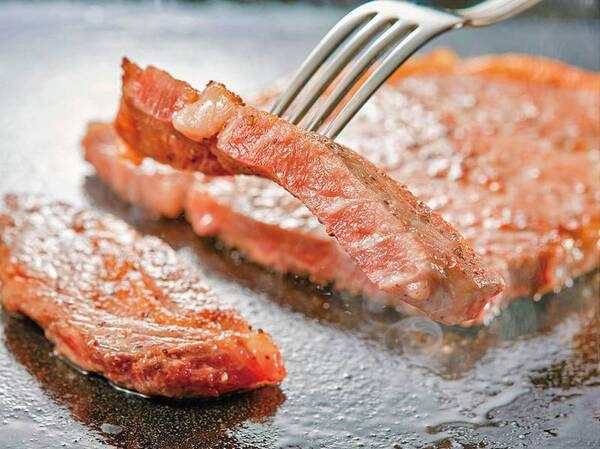 2023年春の創作グルメバイキング / 【ライブ】ステーキ※例※調味牛脂を注入した加工肉です。