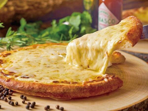 
【3/1～6/30】クワトロフォルマッジ※イメージ
4種のチーズを使ったちょっとリッチなピザ。香ばしい生地と個性の異なるチーズが織りなす濃厚な旨みが広がります。