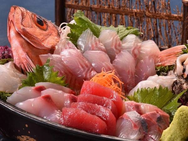 【夕食/例】伊東湾で揚がった新鮮な地魚を舟盛で