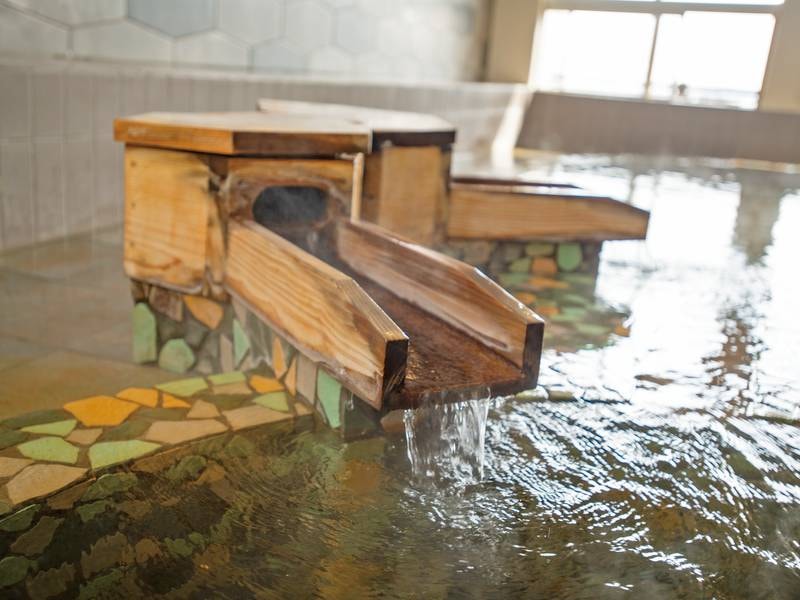 【内湯】注ぎ口からはたっぷりの湯が注ぎだす