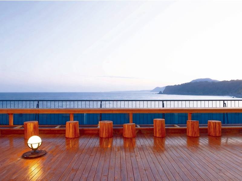 屋上のテラスで海を眺めながらの足湯はいかがですか。※利用時間 14:00～21:00/6：00～9：00 ※夏場は足水 ※悪天候時はclause