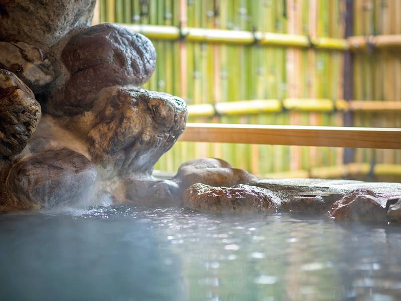 【貸切風呂「翠」】趣ある岩風呂で天然温泉を満喫