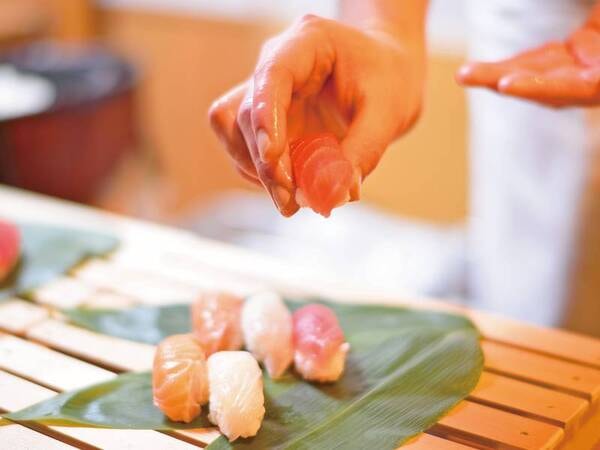 新鮮なネタで握り寿司。カウンターでお好きなネタをオーダーして握りたてのお寿司を