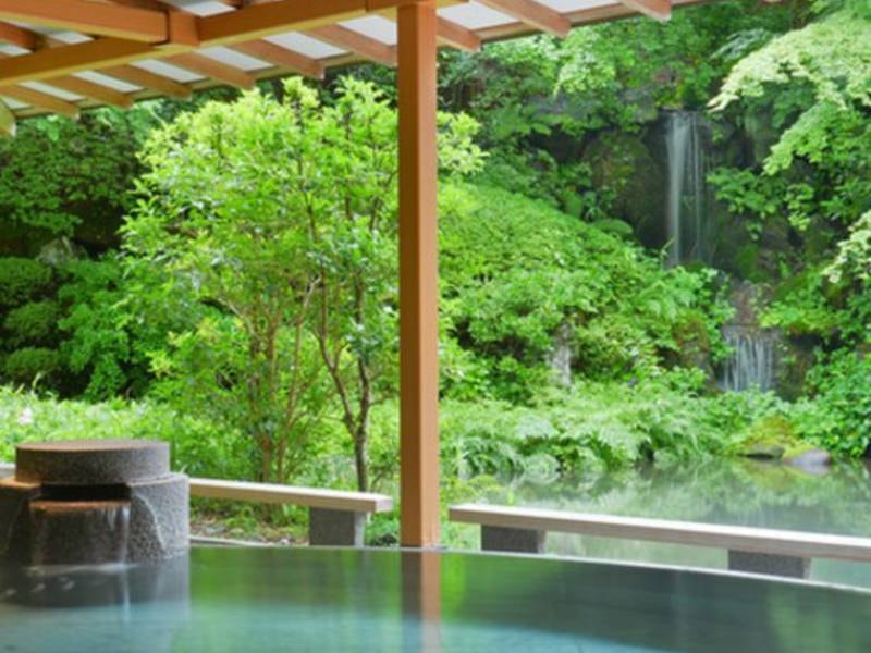 日本庭園を眺め、静かに流れる滝の音を聞きながらお寛ぎ頂ける【水心鏡・満月風呂】