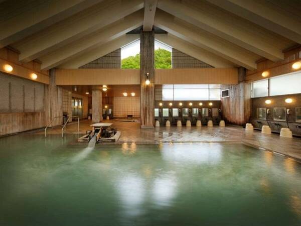 【源蔵の湯】大浴場では、御影石造りの内湯と檜の露天風呂、上がり湯の三つのお風呂を楽しめる