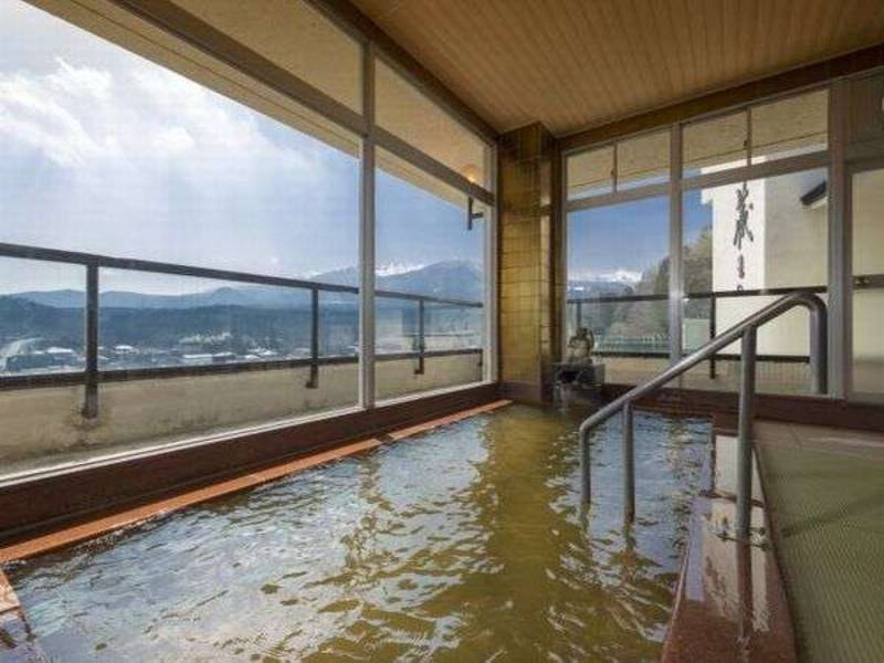 【大浴場/かっぱの湯】足元に優しい畳敷の大浴場です。蔵王連峰の眺望が特に際立って見えるお風呂です。