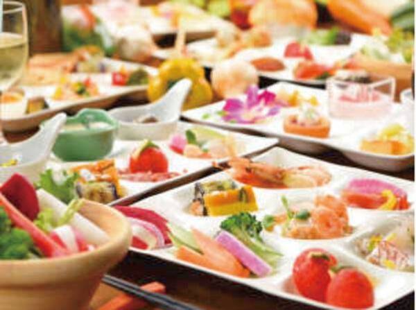 隣接「ホテル華乃湯」でいただく約50種の創作バイキング/一例