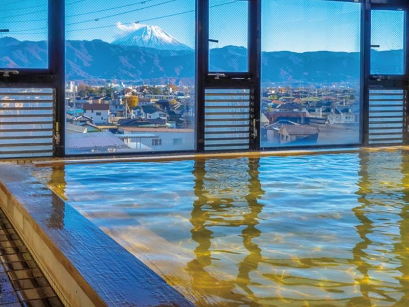 【大浴場】昼は富士山、夜は夜景を望む源泉かけ流しの古代檜風呂