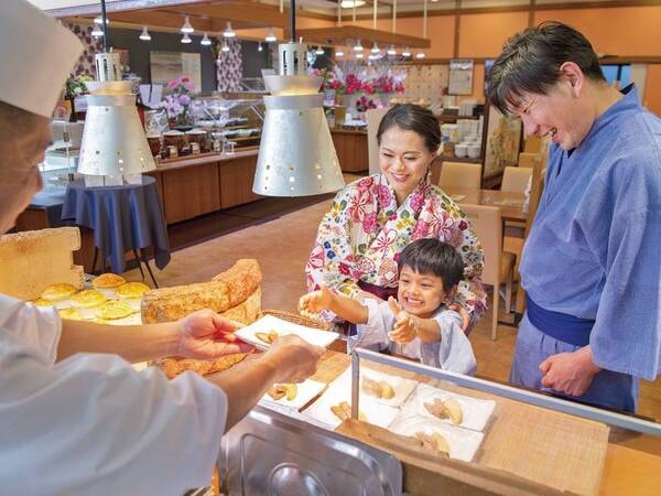 【バイキング/例】約70種豪華バイキング♪熱々鉄板焼・揚げたて天ぷらをお召し上がりいただけるようライブキッチンを設置。ほうとう鍋や甲州名物の馬刺し等、武田信玄の時代を感じさせる地元料理が自慢す)