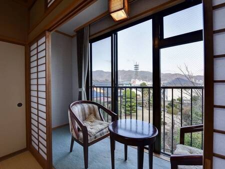 *［山側和室一例］山々の移ろいを間近に望める純和風の客室です