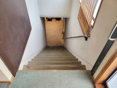 *［禁煙・和室8～12畳一例］客室まで急な階段があるためお子様やご年配の方には不向きな客室です