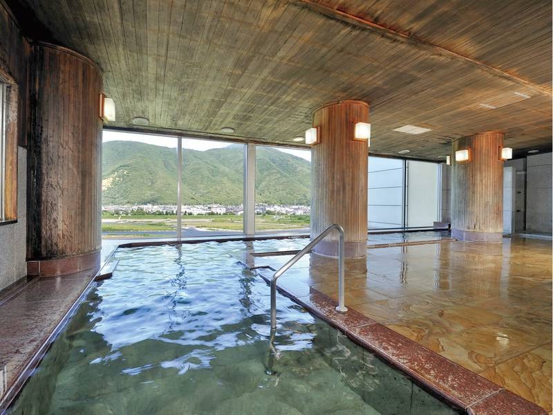 【大浴場「さらしなの湯」】開放的な空間で、古くから親しまれてきた戸倉上山田温泉を満喫