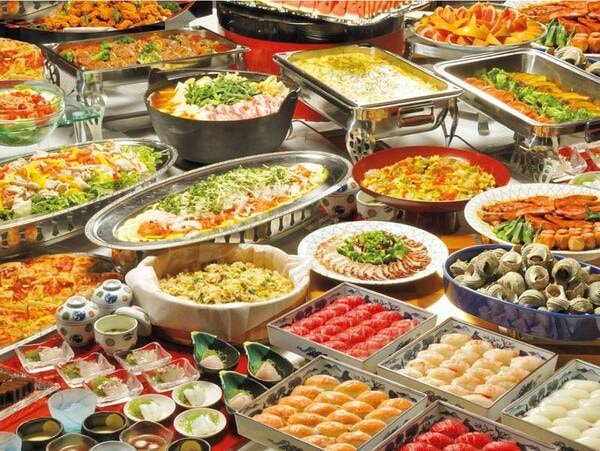 【夕食/例】約50品目の和洋中バイキングに70分飲み放題も付いてお得！