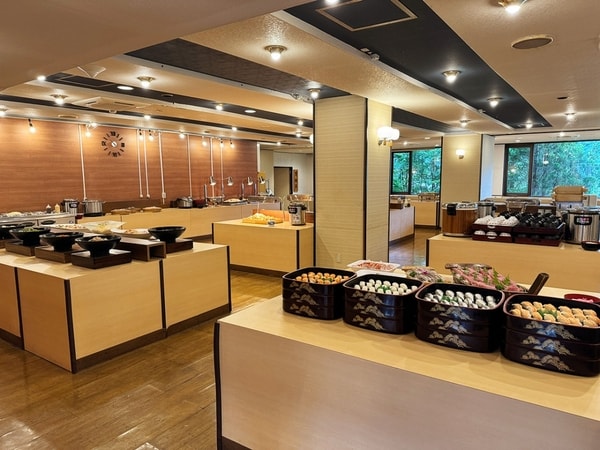 【夕食／例】種類豊富で彩り豊かな和洋中バイキング。さらにアルコールやソフトドリンクの飲み放題付（90分制）！